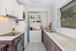 Een koelkast, een microgolfoven, een oven, een kookplaat