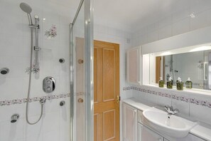 Shower, hair dryer, towels - The Old Stables - Hot Tub Packages Available (Medbourne)