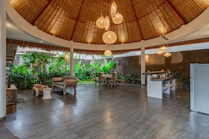 Villa Luxury | Cucina privata | Frigorifero con congelatore, microonde, forno, piano cottura