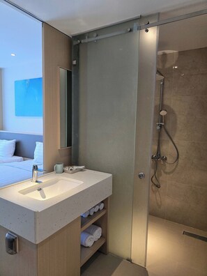 Shower, rainfall showerhead, free toiletries, hair dryer - Condotel Cam Ranh Beach Resort (Cam Ranh)