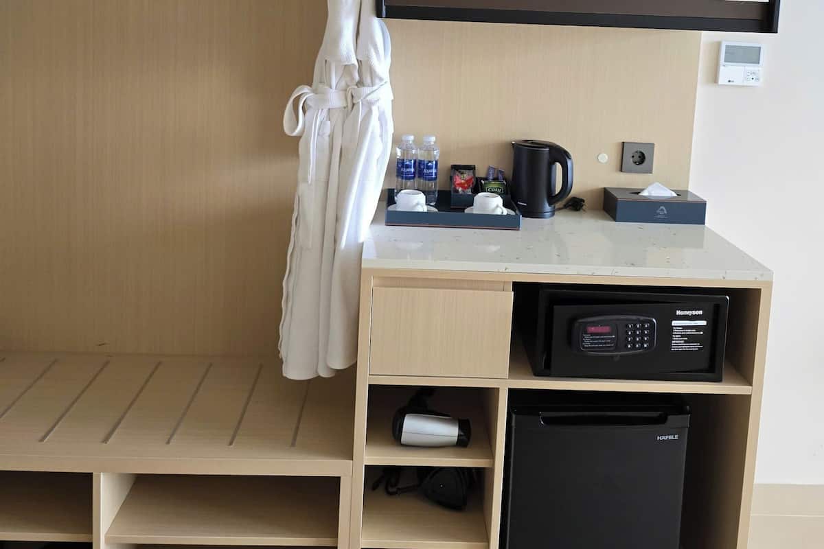 Deluxe Room, Sea View | 1 bedroom, premium bedding, minibar, desk