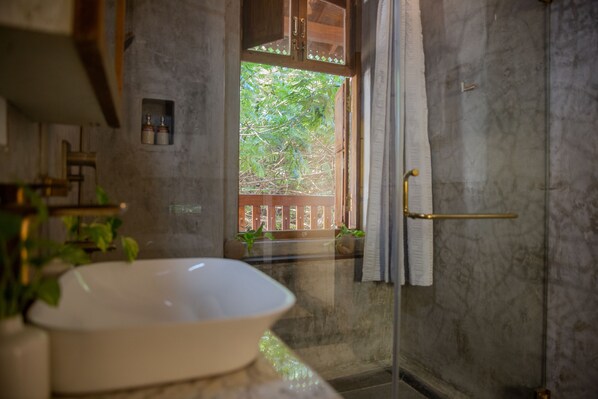 Designer toiletries, hair dryer, slippers, towels - Residence De L'eveche - CGH Earth (Puducherry)