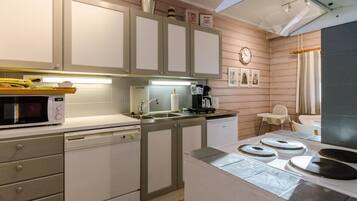 Refrigerador, microondas, lavavajillas, utensilios de cocina