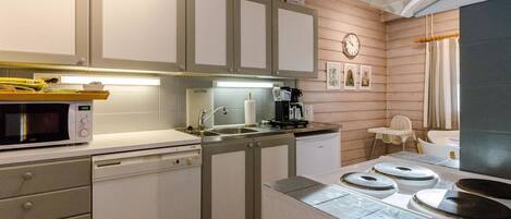 Refrigerador, microondas, lavavajillas, utensilios de cocina