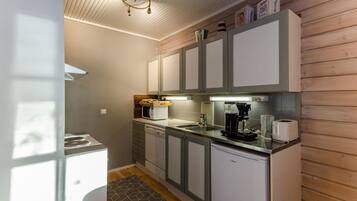 Refrigerador, microondas, lavavajillas, utensilios de cocina