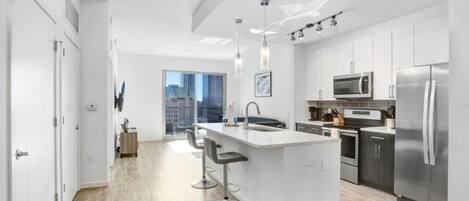 Geladeira, micro-ondas, fogão, cooktop