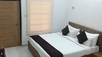 Standaard kamer | Luxe beddengoed, Select Comfort-bedden, een bureau, een laptopwerkplek