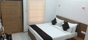 Habitación estándar | Ropa de cama de alta calidad, camas Select Comfort y escritorio 