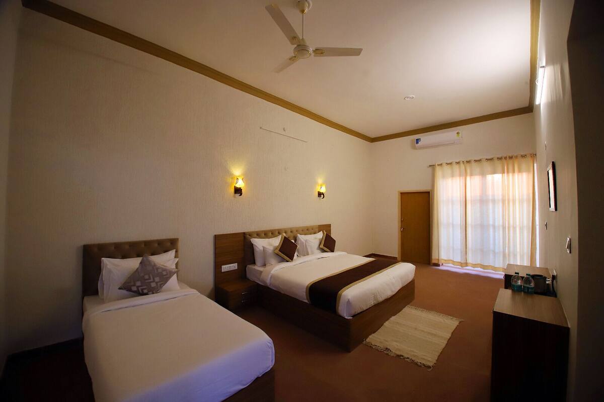 1 bedroom, premium bedding, Select Comfort beds, desk