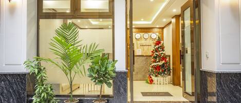 Vista frontal de la propiedad