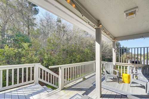 Well-Equipped Emerald Isle Townhome: Pets Welcome!