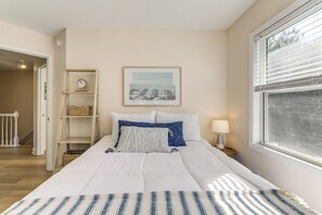 3 bedrooms, desk, iron/ironing board, travel cot - Well-Equipped Emerald Isle Townhome: Pets Welcome! (Emerald Isle)