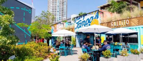 屋外ダイニングエリア