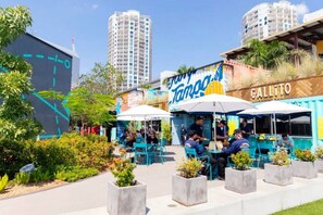 Outdoor dining - Stunning 2-Bed Condo with Panoramic DT Tampa Views (Tampa)