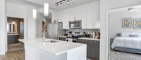 冰箱、微波炉、烤箱、炉灶