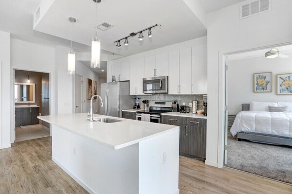 Fridge, microwave, oven, stovetop - Stunning 2-Bed Condo with Panoramic DT Tampa Views (Tampa)