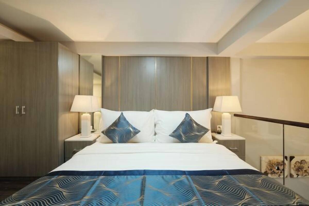 Egyptian cotton sheets, premium bedding, minibar, in-room safe