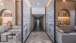 Lobby-lounge