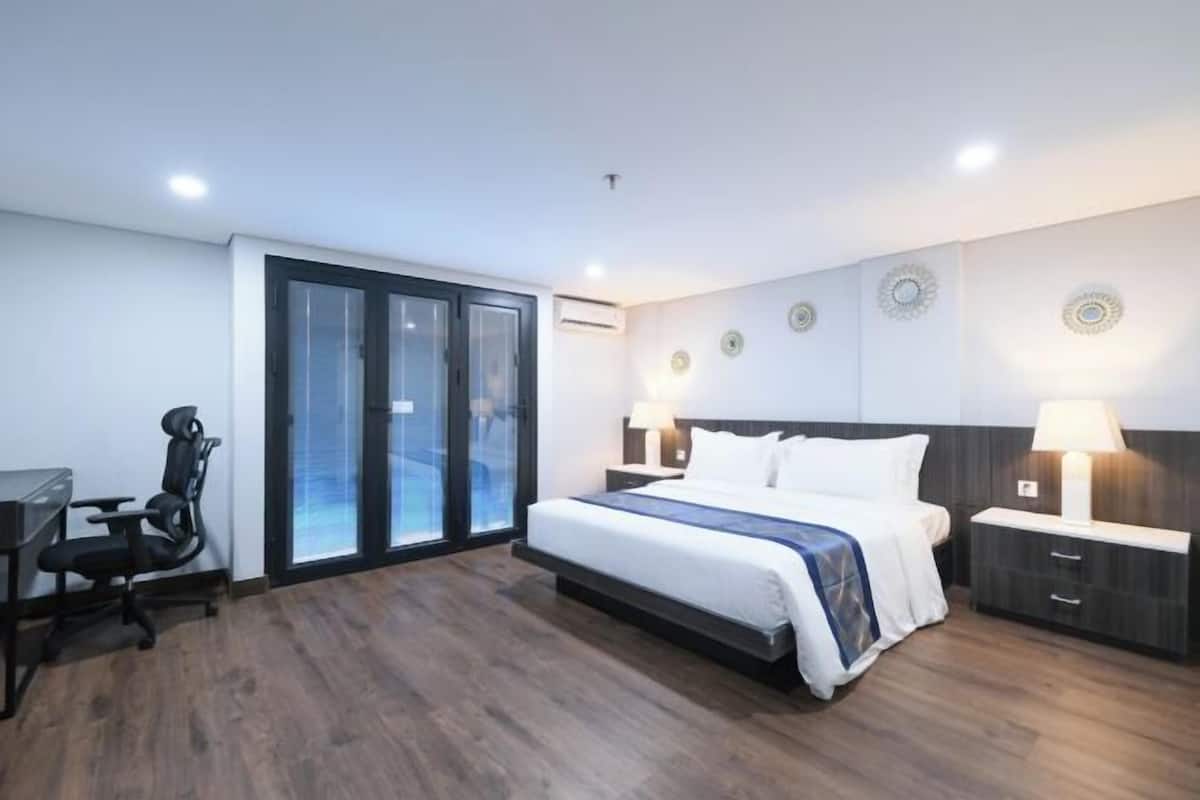 Egyptian cotton sheets, premium bedding, minibar, in-room safe