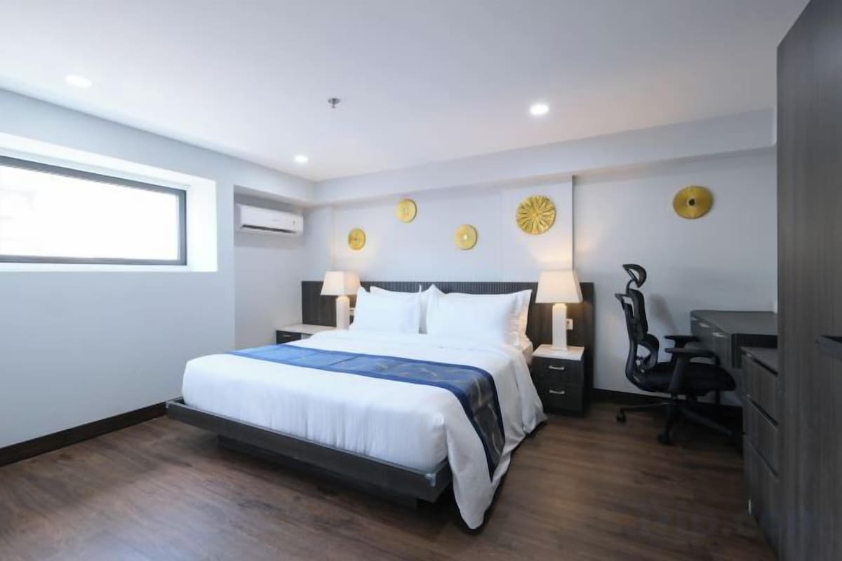 Egyptian cotton sheets, premium bedding, minibar, in-room safe