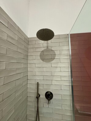 City Double Room | Bathroom | Shower, bidet, towels - 4Brooms-Paladini b&b (Lecce)