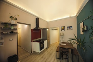 Fridge, espresso maker, coffee/tea maker, electric kettle - 4Brooms-Paladini b&b (Lecce)