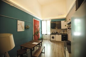 Réfrigérateur dans l'espace commun, machine à expresso