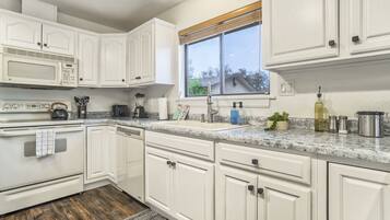 House | Dapur peribadi | Peti sejuk, ketuhar gelombang mikro, ketuhar