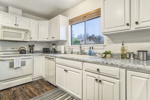 House | Private kitchen | Fridge, microwave, oven, dishwasher - Big Bear (Colorado Springs)