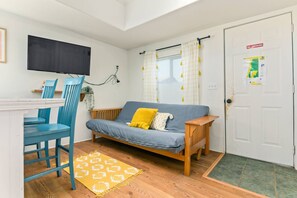 TV - Outstanding Location, Pet Friendly, Kitchen, WiFi, Two Blocks From Beach, Unit 7 (Rockaway Beach)