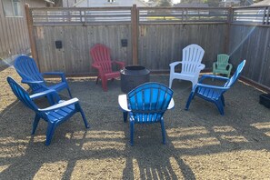 Property grounds - Outstanding Location, Pet Friendly, Kitchen, WiFi, Two Blocks From Beach, Unit 7 (Rockaway Beach)