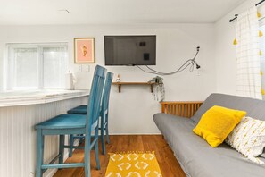 TV - Outstanding Location, Pet Friendly, Kitchen, WiFi, Two Blocks From Beach, Unit 7 (Rockaway Beach)