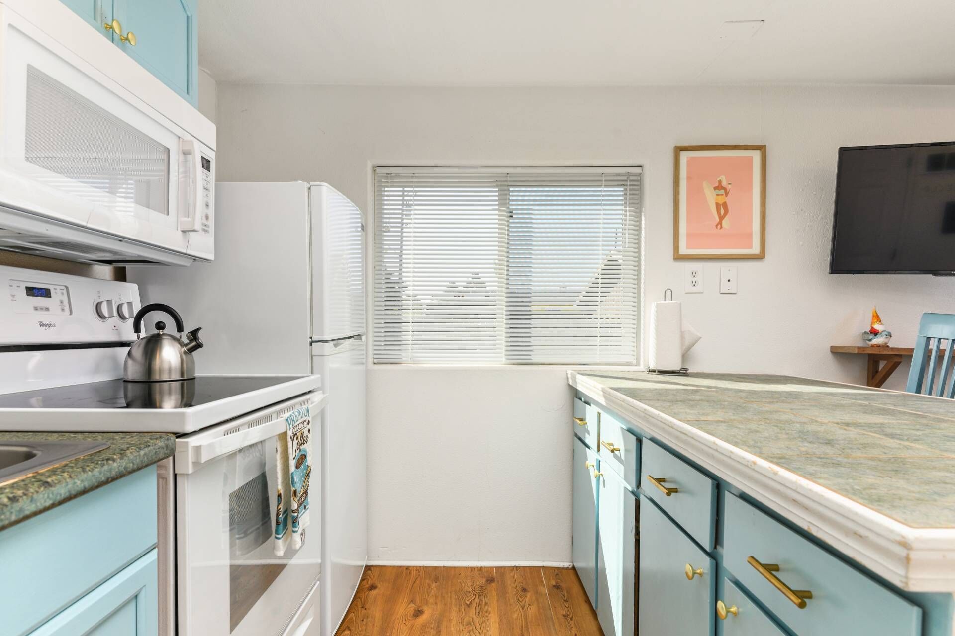 Réfrigérateur, micro-ondes, lave-vaisselle, cafetière/bouilloire