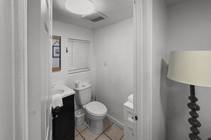 Douche, sèche-cheveux, serviettes fournies, shampoing