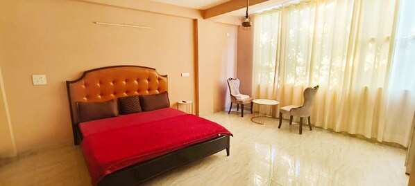 Deluxe Room | 1 bedroom, desk, soundproofing, free WiFi