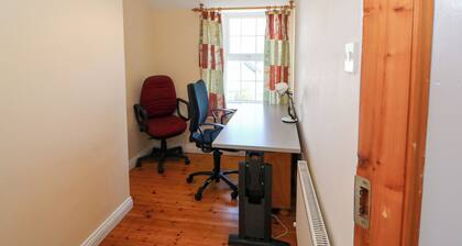 MAULNAGIRRA, pet friendly, with open fire in Leap, County Cork