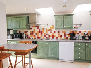 Microwave, oven, dishwasher, cookware/dishes/utensils