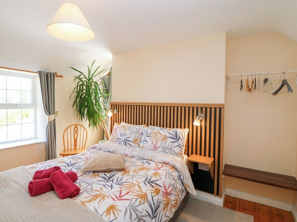 3 bedrooms, travel cot, WiFi