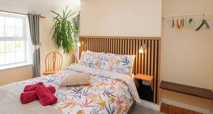 MAULNAGIRRA, pet friendly, with open fire in Leap, County Cork