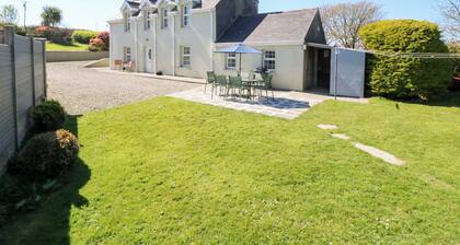 MAULNAGIRRA, pet friendly, with open fire in Leap, County Cork