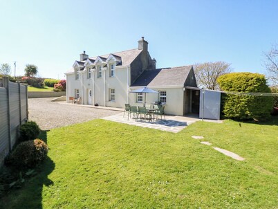 MAULNAGIRRA, pet friendly, with open fire in Leap, County Cork