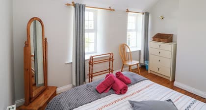 MAULNAGIRRA, pet friendly, with open fire in Leap, County Cork