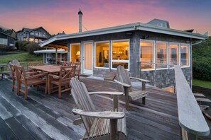 Outdoor dining - Sanctuary by the Sea by AvantStay | Waterfront + Views (Arch Cape)