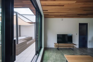 Exclusive-Villa | Wohnbereich | 55-Zoll-LCD-Fernseher mit Digitalempfang