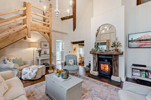 TV, fireplace, books - Cosy holiday cottage in the Cotswolds - Rex Cottage (Willersey)