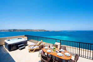 Outdoor dining - Islet Promenade Seafront Penthouse with Hot Tub (Bugibba)