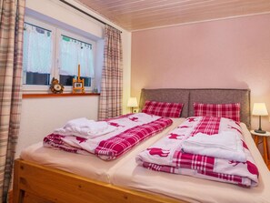 6 bedrooms, desk, iron/ironing board, travel cot