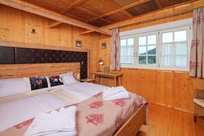 6 Schlafzimmer, Schreibtisch, Bügeleisen/Bügelbrett, Reisekinderbett