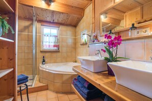 Douche, sèche-cheveux, serviettes fournies