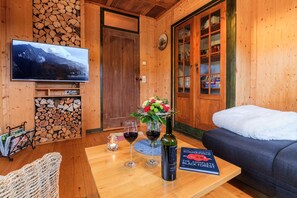 Smart-TV, peis, bøker og musikkbibliotek